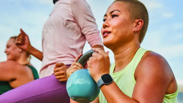 Fitbit muscle son coach IA : des plans plus personnalisés et un Score de sommeil plus lisible