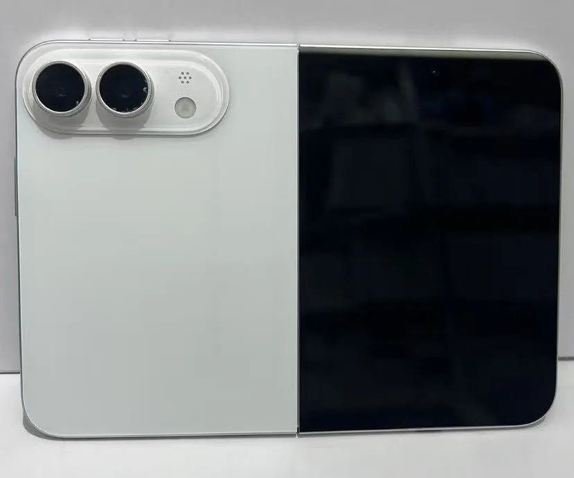 iPhone Ultra : de nouvelles maquettes dévoilent le design le plus ambitieux d’Apple depuis l’iPhone X 57 iPhone Ultra : de nouvelles maquettes dévoilent le design le plus ambitieux d’Apple depuis l’iPhone X
