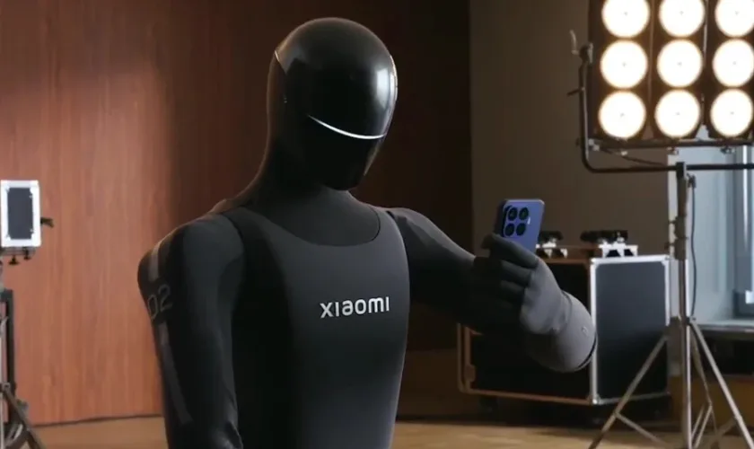 Xiaomi montre son robot humanoïde capable d’utiliser un smartphone comme un humain