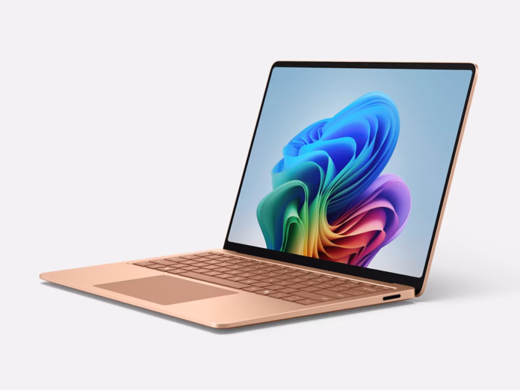 Microsoft lance les Surface Laptop 8 et Surface Pro 12 avec Snapdragon X2 et jusqu’à 20 heures d’autonomie 59 b01 Surface Laptop Snapdragon 8Ed HB Left Angle
