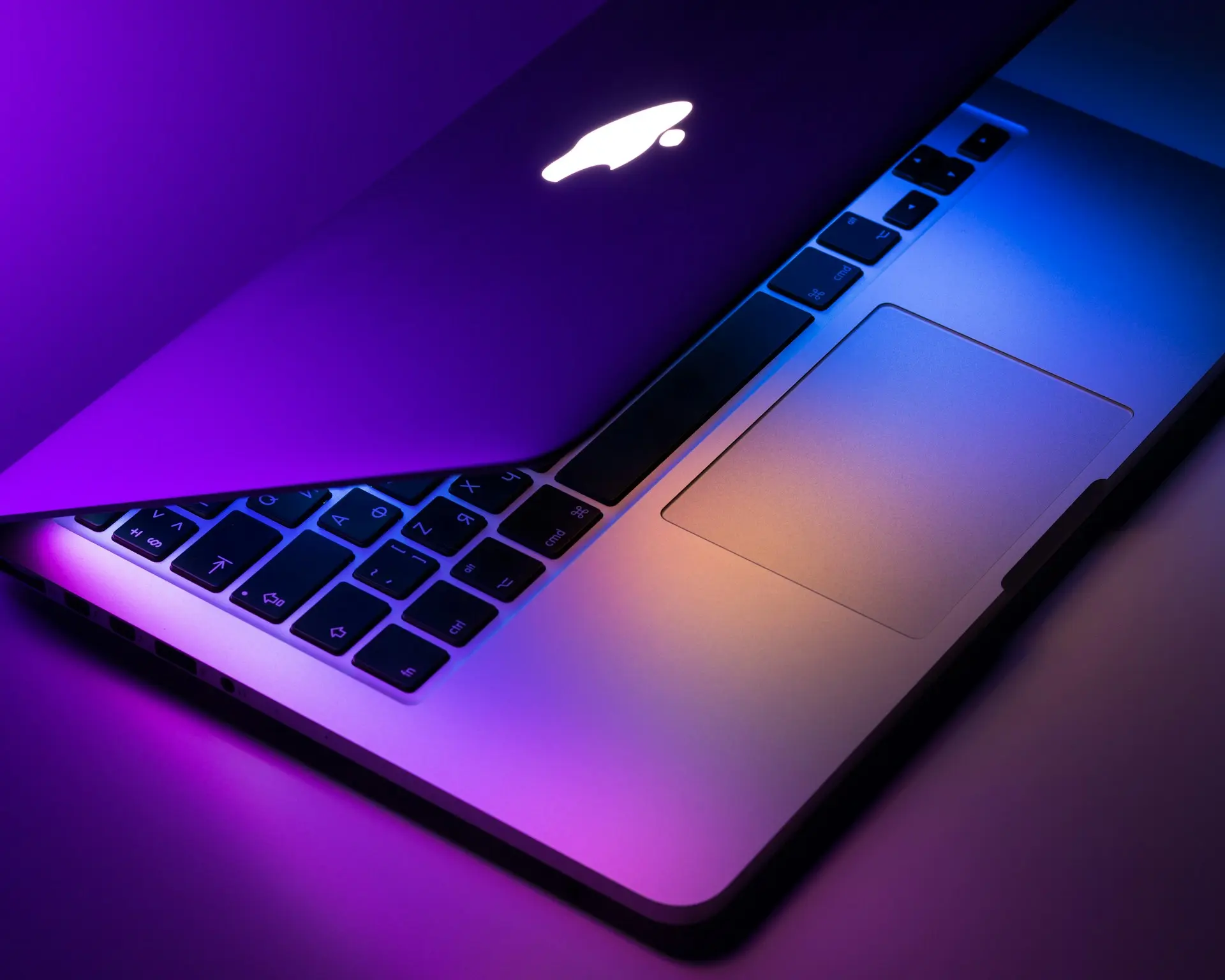 MacBook Pro OLED : Apple conserverait les puces M5 Pro et M5 Max, le M6 Pro serait abandonné