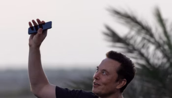 Elon Musk dément les rumeurs autour d’un smartphone SpaceX dopé à l’IA