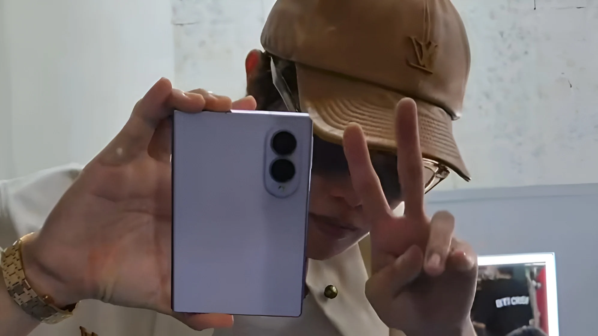 Galaxy Z Fold 8 : de nouvelles photos en conditions réelles confirment le design compact du futur pliable de Samsung 57 Galaxy Z Fold 8 : de nouvelles photos en conditions réelles confirment le design compact du futur pliable de Samsung
