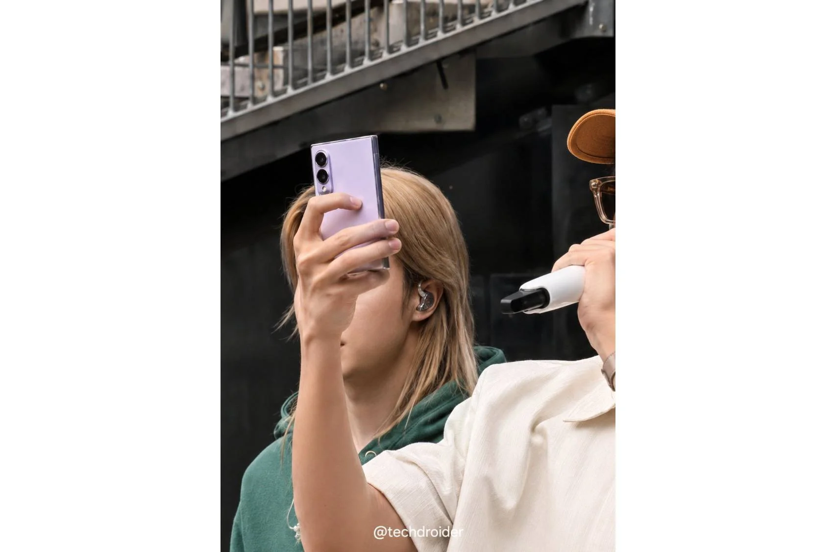 Galaxy Z Fold 8 : de nouvelles photos en conditions réelles confirment le design compact du futur pliable de Samsung 58 Fold 8