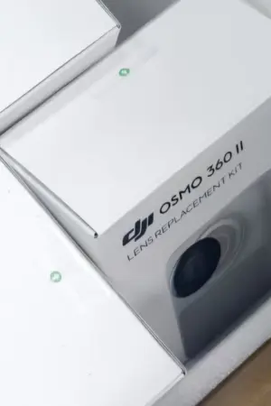 Insta360 X6 : la boîte officielle confirme la vidéo 8K, une autonomie de 140 minutes et des objectifs interchangeables