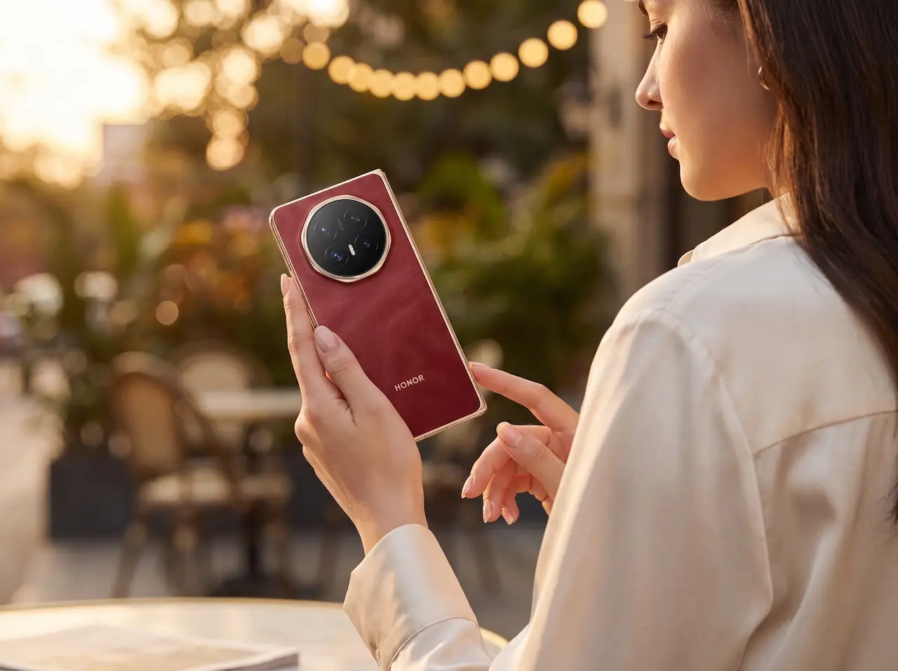 HONOR Magic V6 : le pliable ultra-fin arrive en France 52 close up over the shoulder shot of a 202606231101