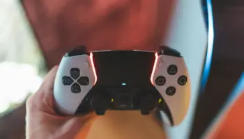 Sony imagine une manette PlayStation modulaire avec écran détachable : un brevet dévoile un concept inédit