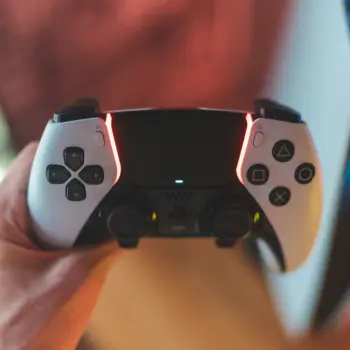 Sony imagine une manette PlayStation modulaire avec écran détachable : un brevet dévoile un concept inédit