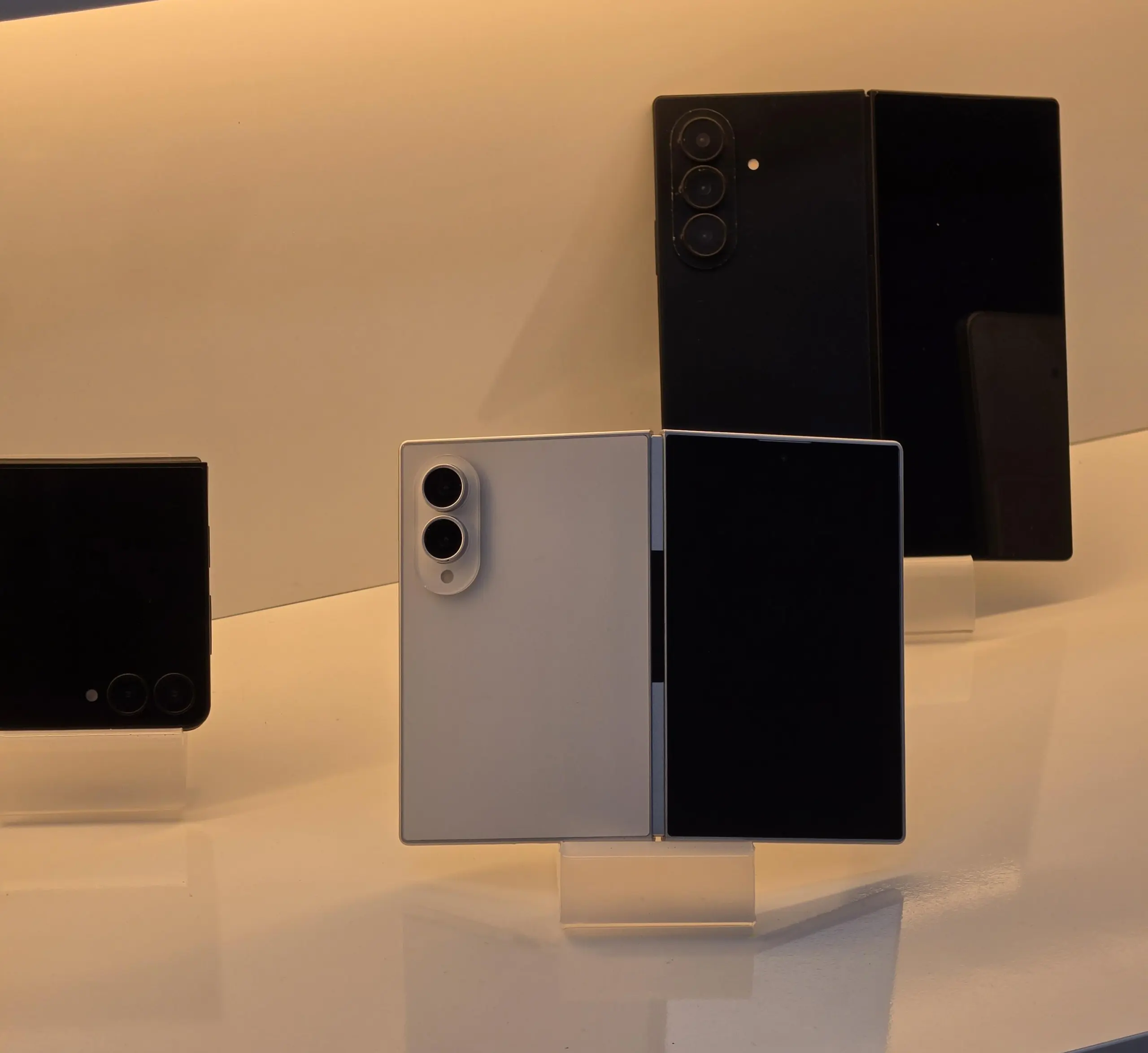 Galaxy Z Fold 8 et Z Flip 8 : une première photo réelle fuite avant le Galaxy Unpacked 53 Galaxy Z Fold 8 et Z Flip 8 : une première photo réelle fuite avant le Galaxy Unpacked