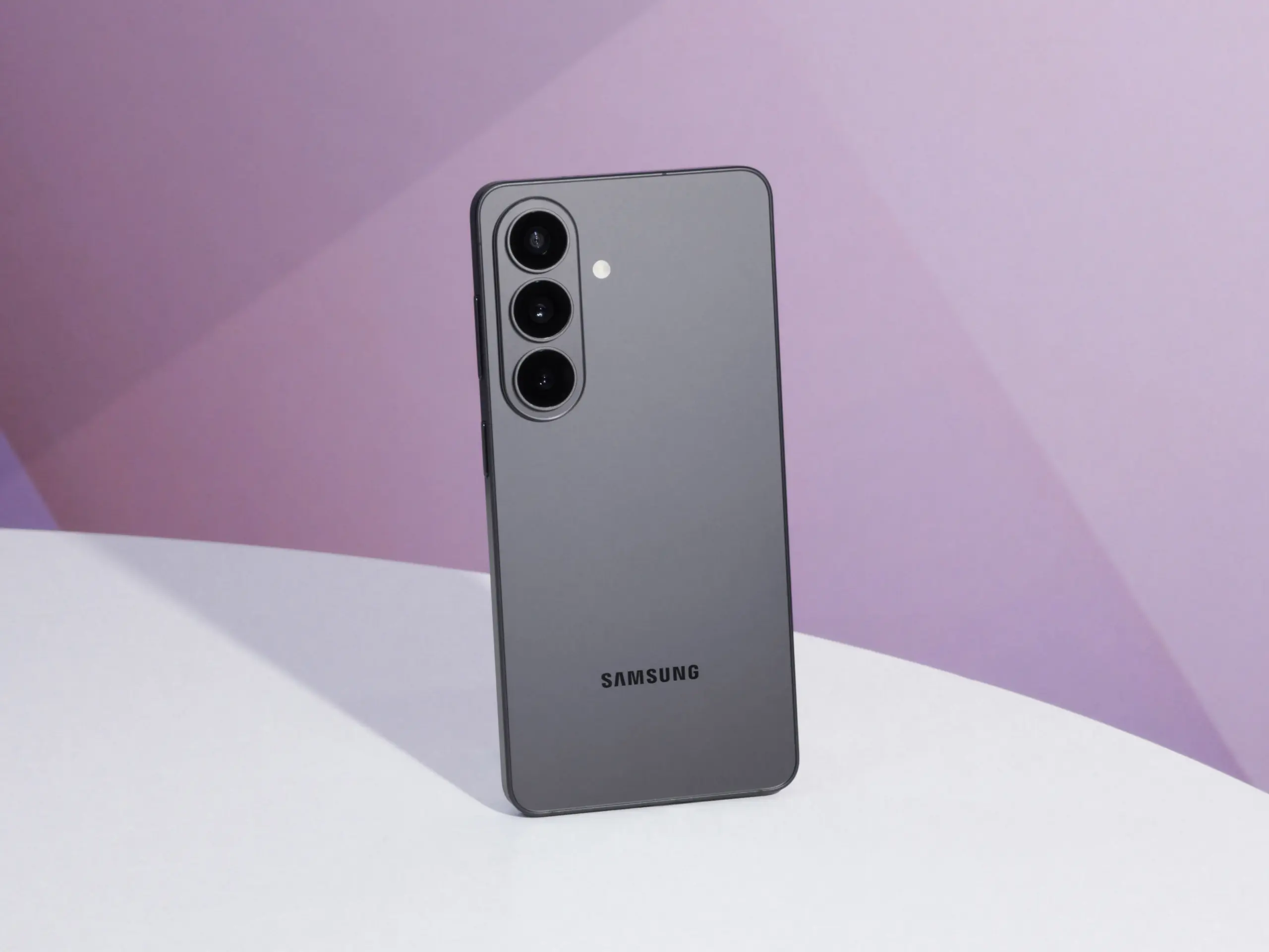 Galaxy S27 : Samsung pourrait adopter une barre photo horizontale façon Pixel