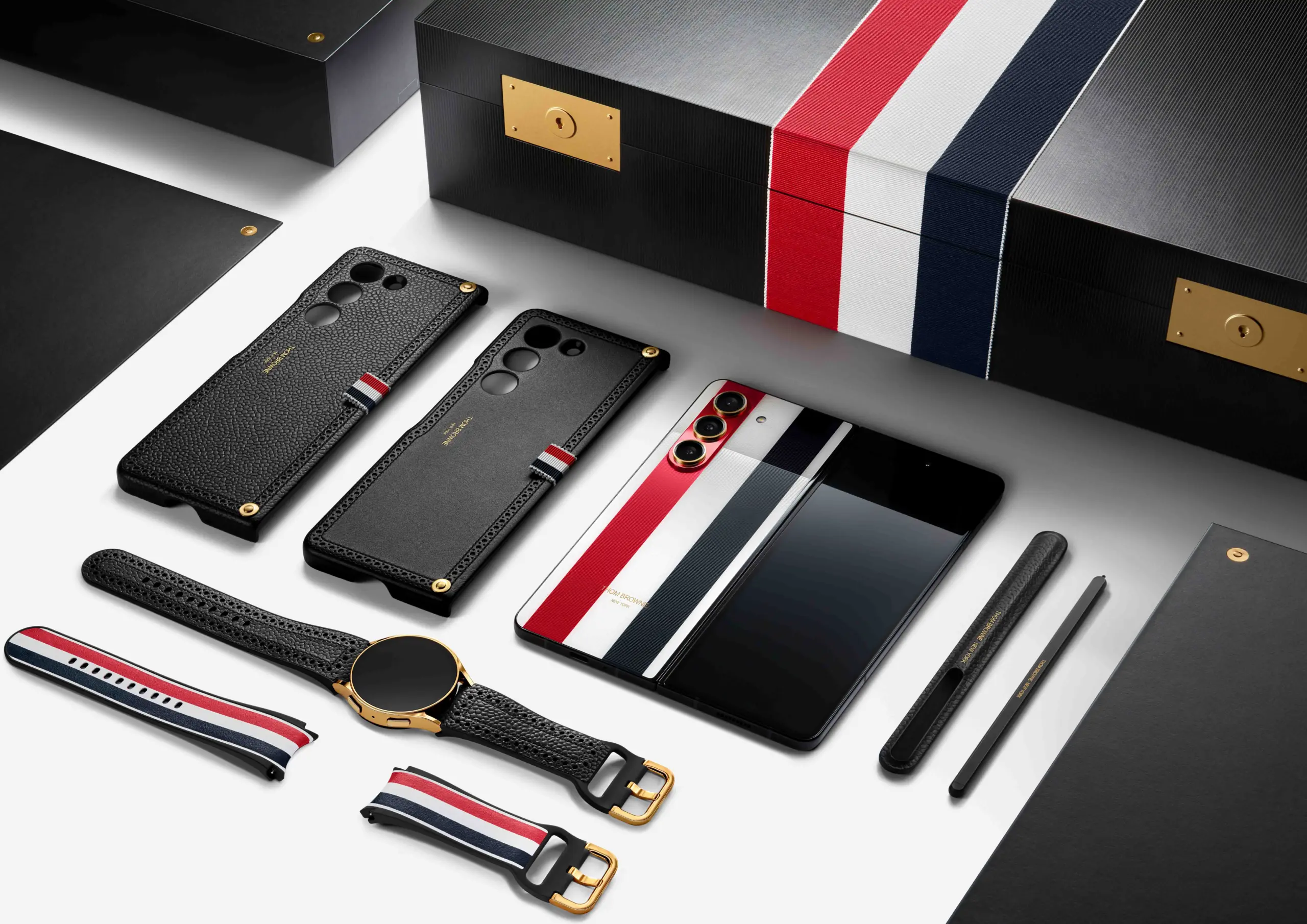 011 lifestyle galaxy zfold5 spen watch6 thom browne edition package perspective scaled
