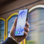 015 lifesytle galaxy s26ultra cobaltviolet privacy display partial trambooth 6