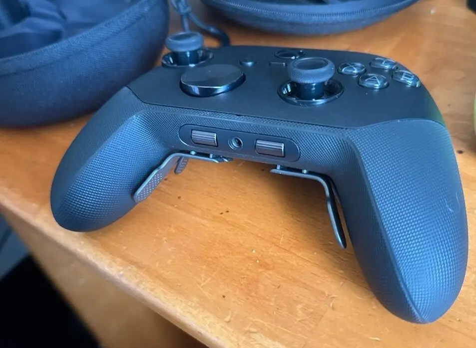 Xbox Elite Series 3 : un prototype avec écran intégré révèle les ambitions de Microsoft 60 1367f7ea xbox elite 3 la manette premium de microsoft en fuite avec ecran et molettes integres