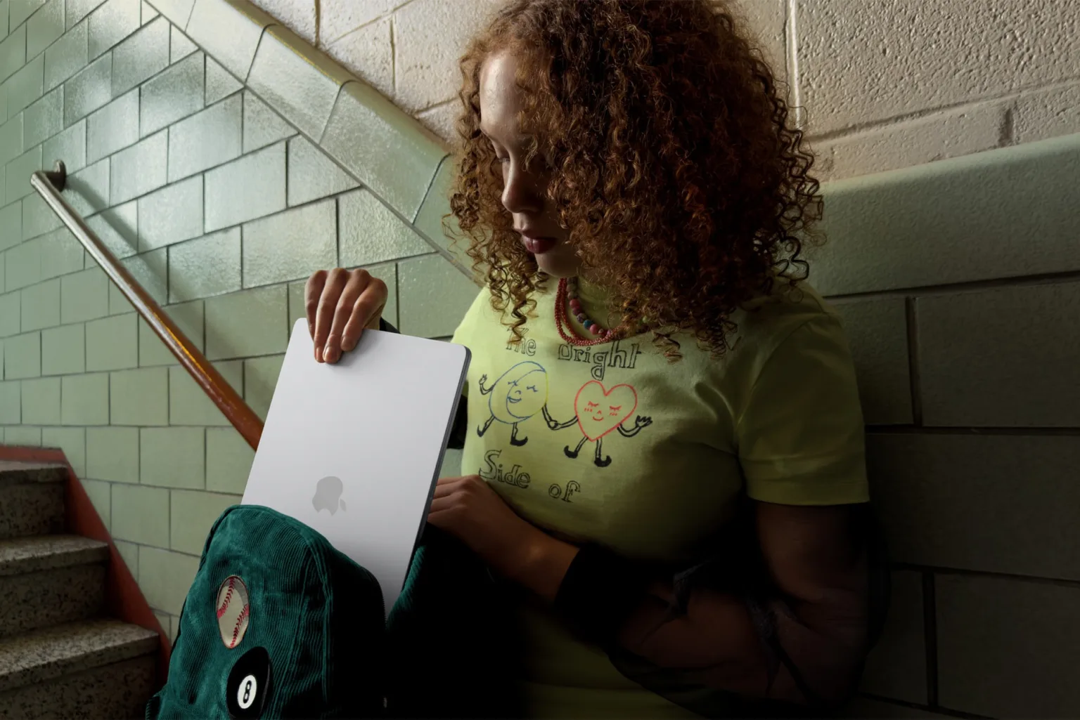 Apple : le MacBook Air à son tour frappé par la pénurie de mémoire, les délais s'allongent 58 Apple MacBook Air lifestyle 01 2 1536x1025 1