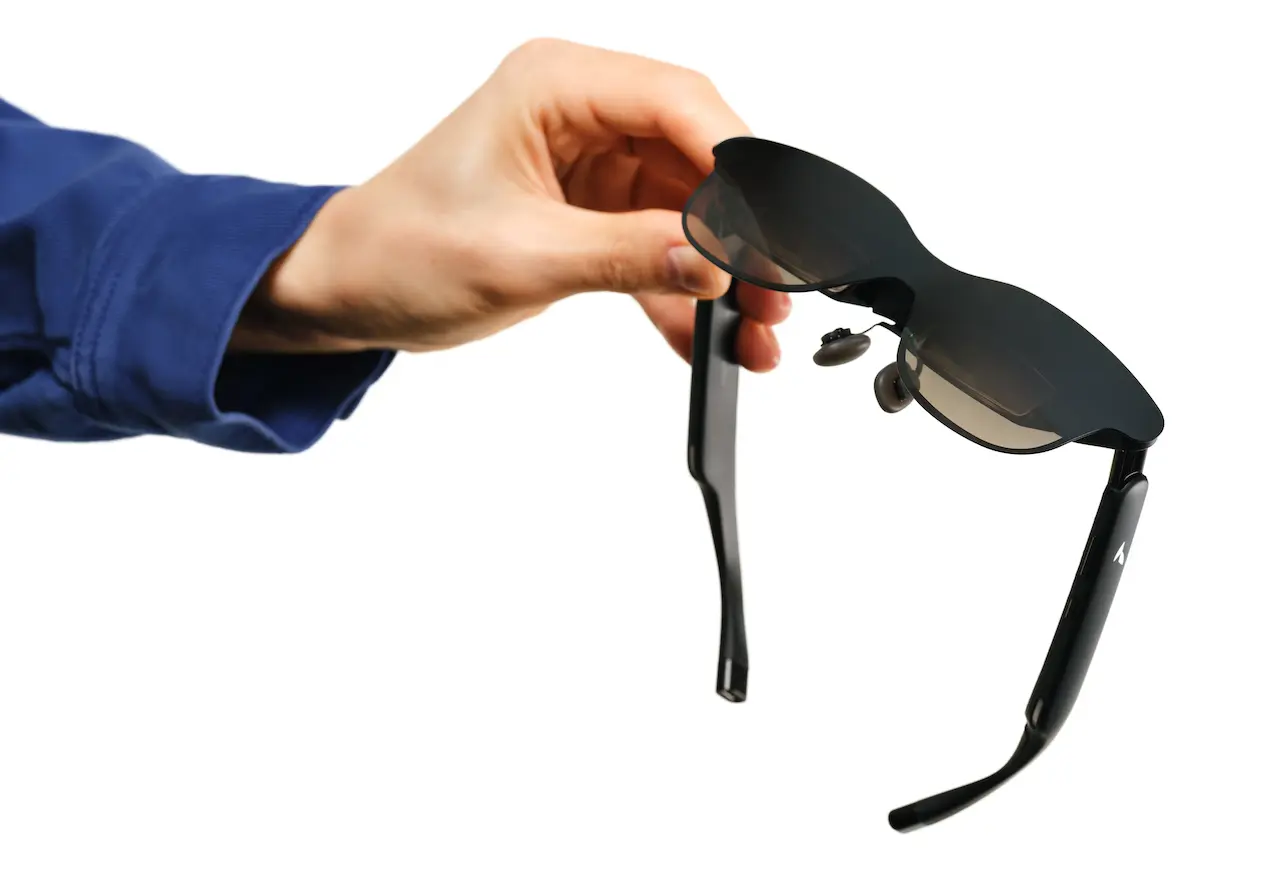 RayNeo iO et GT Max : nouvelles lunettes IA sans caméra et écran virtuel jusqu’à 307 pouces 58 Holding Glasses 1