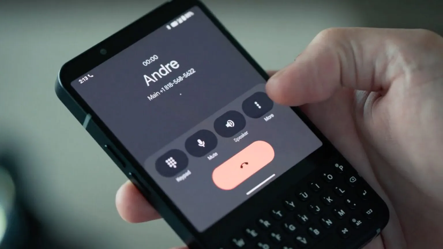Minimal Phone 2 : le smartphone QWERTY passe à l’OLED et conserve son clavier physique 58 Minimal Phone 2 Call 1536w 864h.jpg