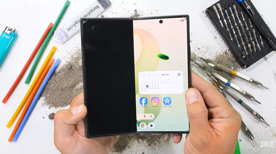 Galaxy Z Fold 8 Ultra : l’écran pliable casse au test de résistance de JerryRigEverything