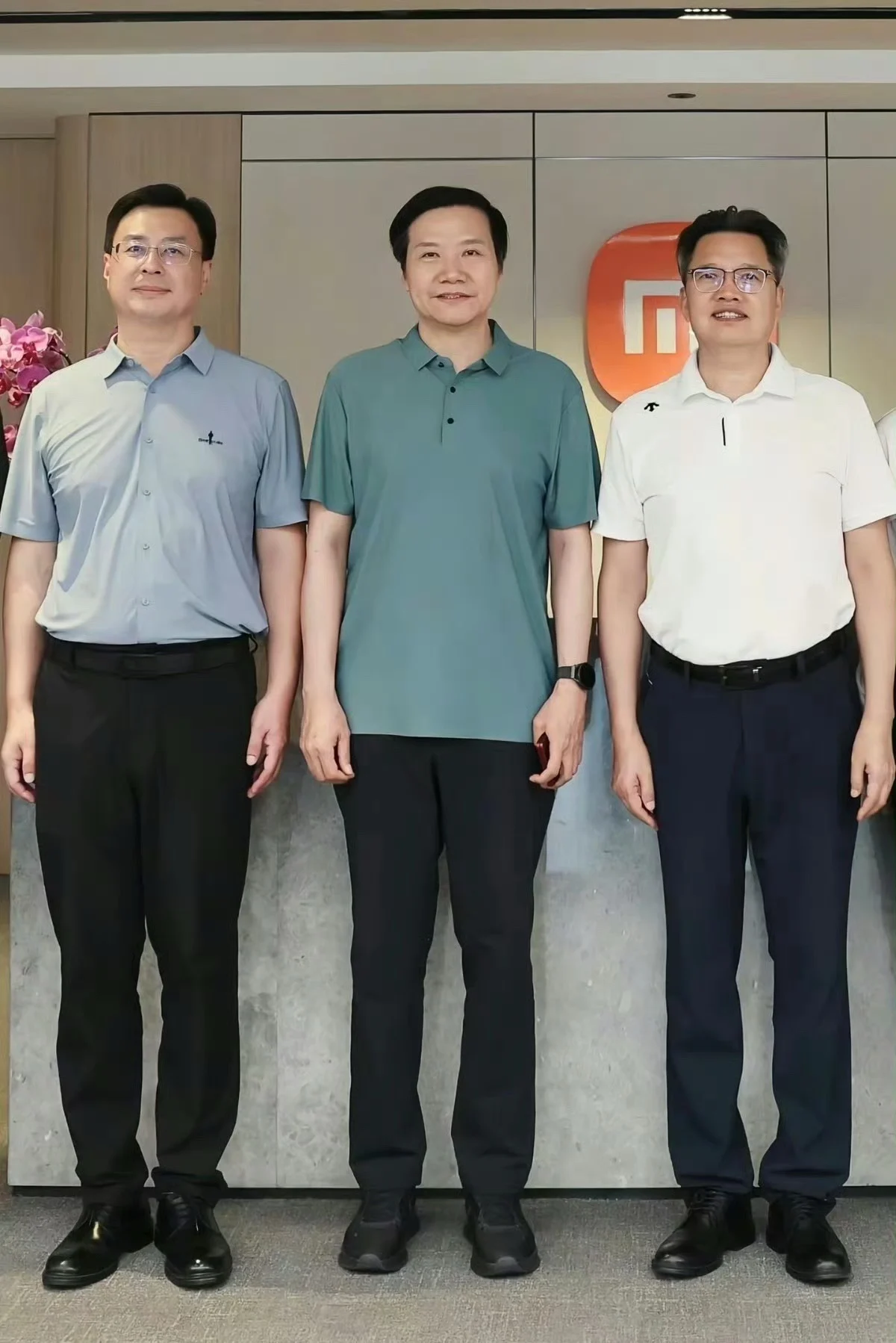 Xiaomi MIX Ultra : Lei Jun aperçu avec un mystérieux pliable bordeaux équipé du futur Xring O3 ? 58 XIaomi Mix Ultra Lei Jun