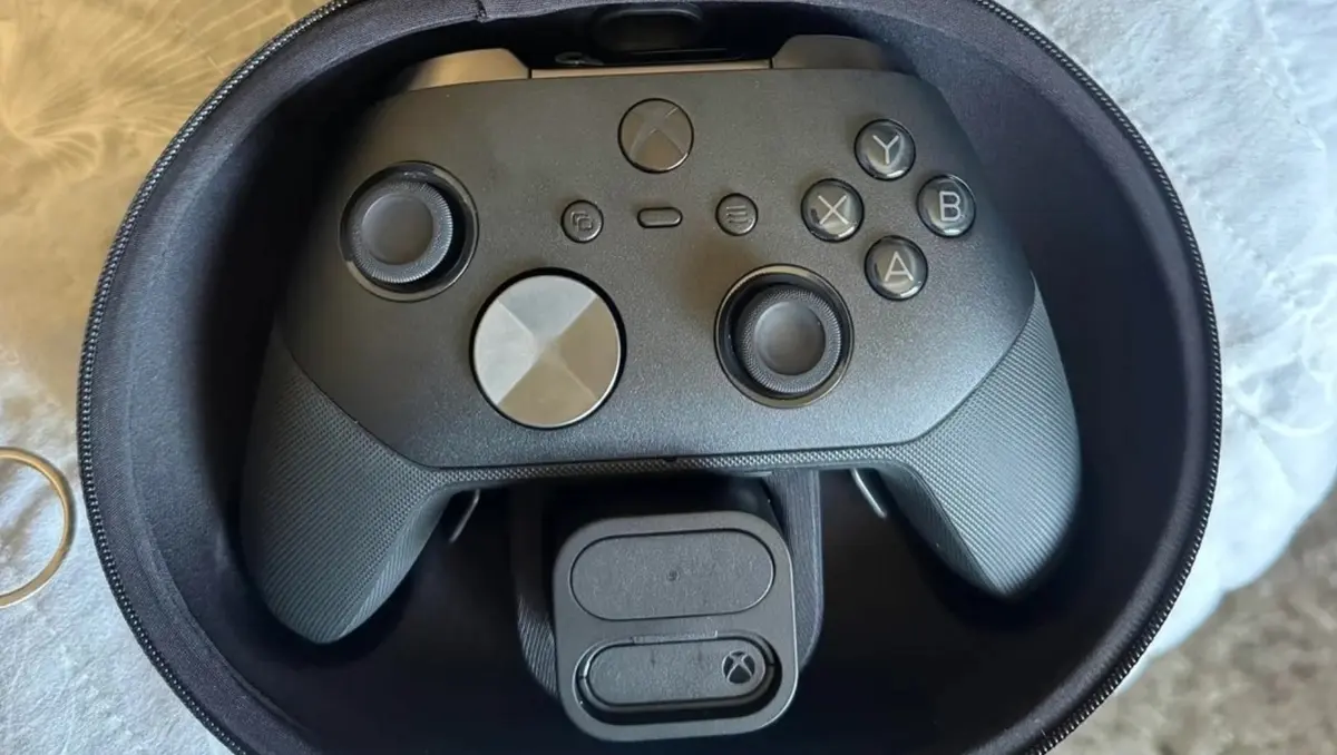 Xbox Elite Series 3 : un prototype avec écran intégré révèle les ambitions de Microsoft 59 e57db77f xbox elite 3 la manette premium de microsoft en fuite avec ecran et molettes integres 1200 678 19 91 1734 1058
