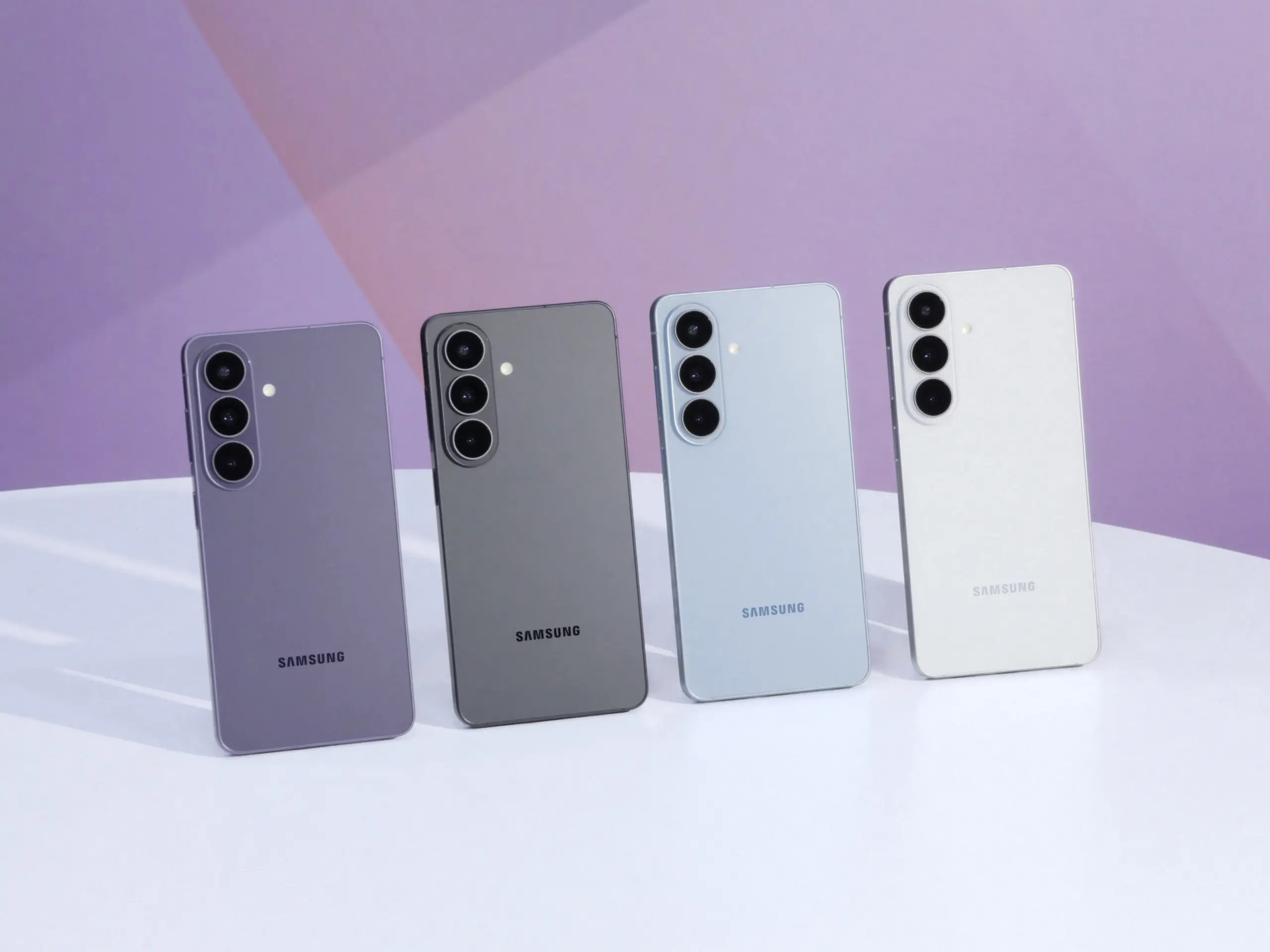 iPhone 18 Pro vs Samsung Galaxy S26 : 680 euros d'écart, l'un justifie-t-il vraiment son prix ? 12 005 galaxy s26 cobaltviolet black skyblue white 1 scaled