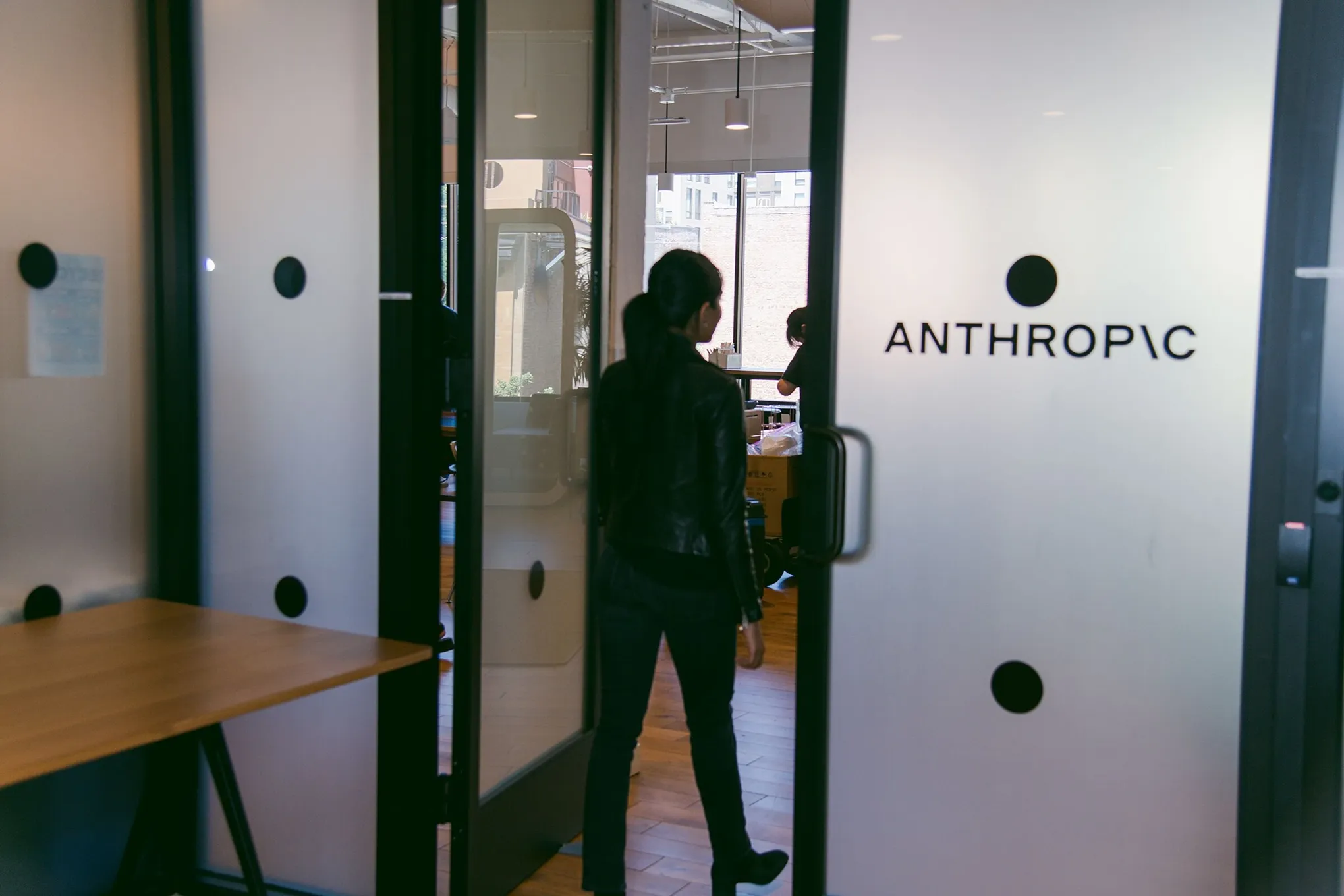 Anthropic ouvre un laboratoire de biologie physique pour pousser Claude au-delà des simulations