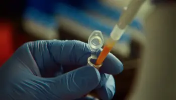 Claude découvre un système enzymatique proche de CRISPR dans le laboratoire d’Anthropic