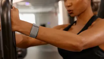 Apple préparerait un bracelet fitness sans écran pour concurrencer Whoop dès 2028