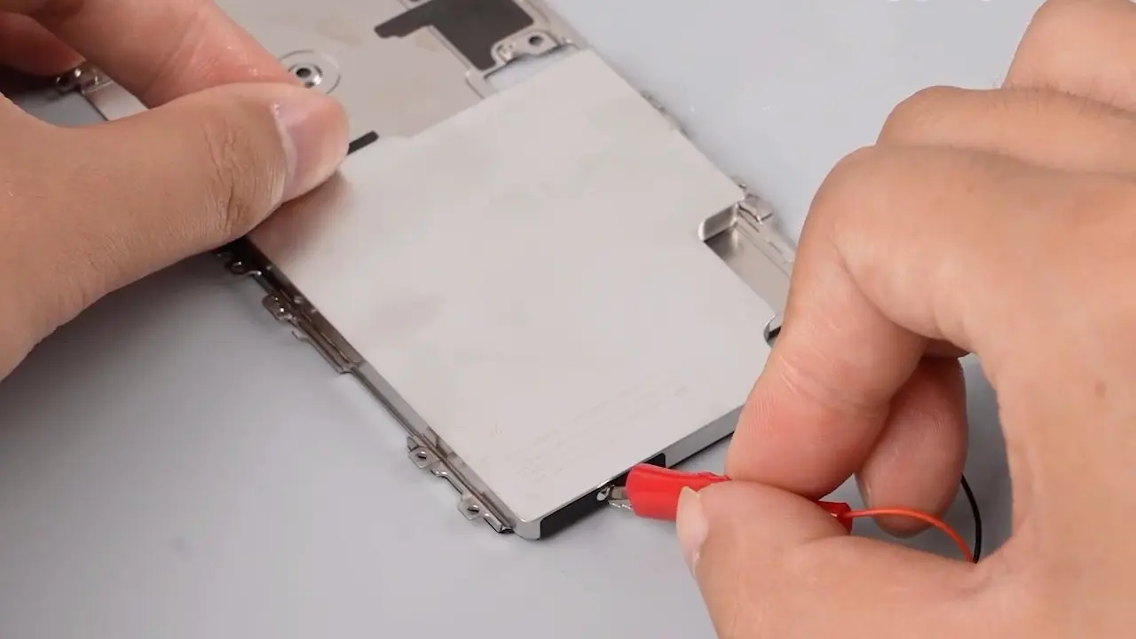 iPhone 18 Pro : son premier démontage révèle une architecture plus complexe à réparer 55 69037 145563 888 Testing the battery