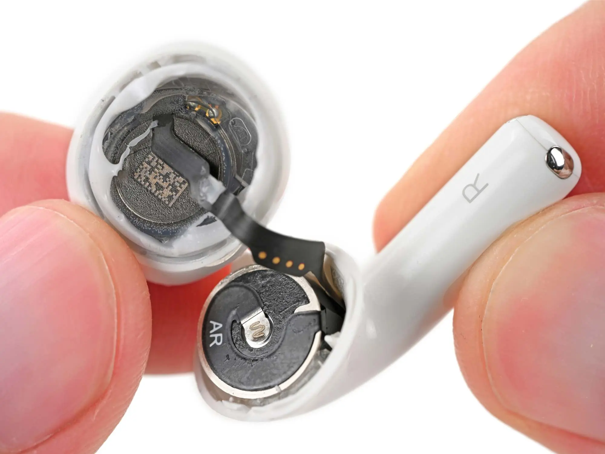 AirPods 5 : iFixit leur attribue enfin une note de réparabilité de 2/10