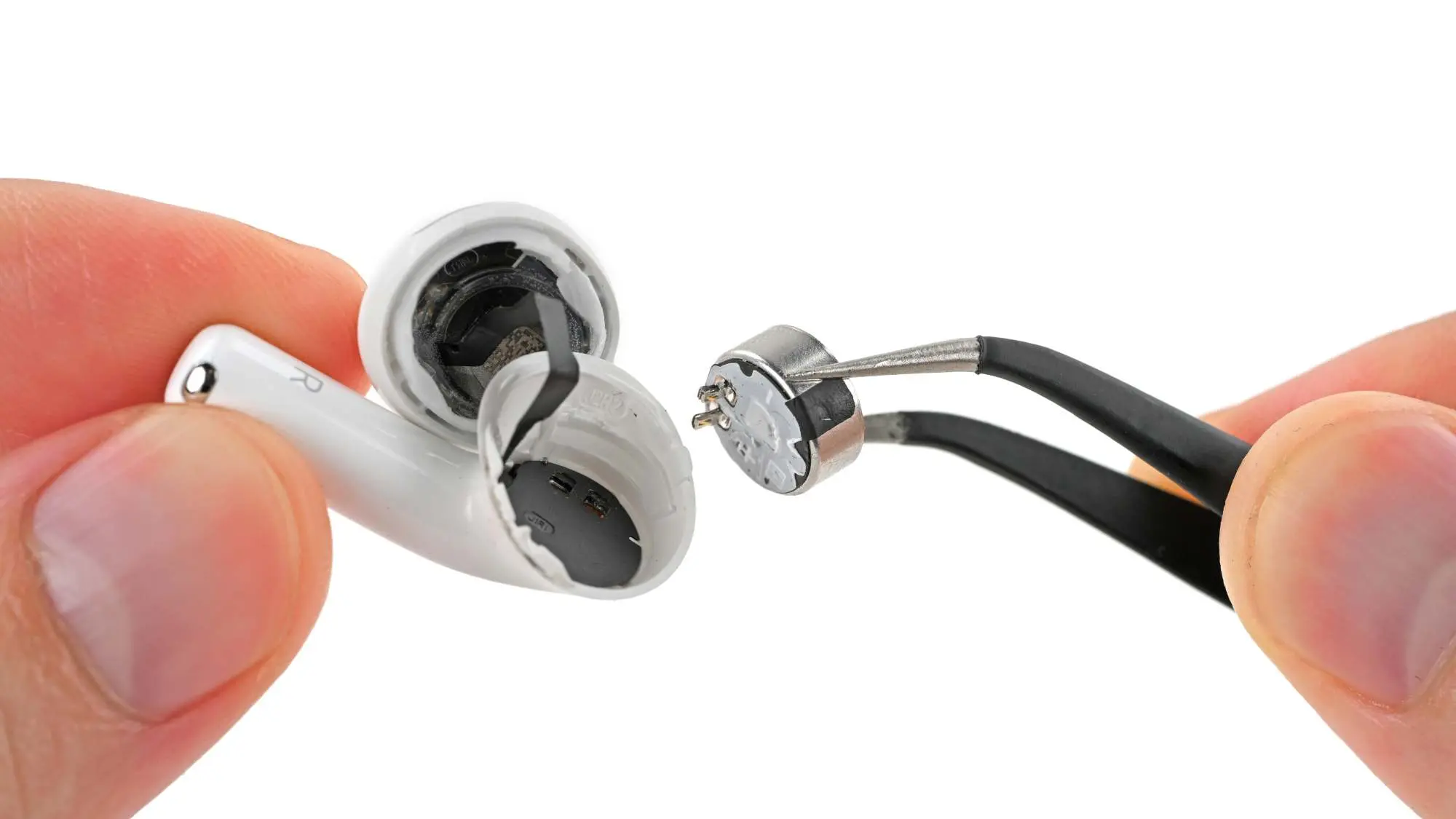 AirPods 5 : iFixit leur attribue enfin une note de réparabilité de 2/10 60 AirPods 5 56