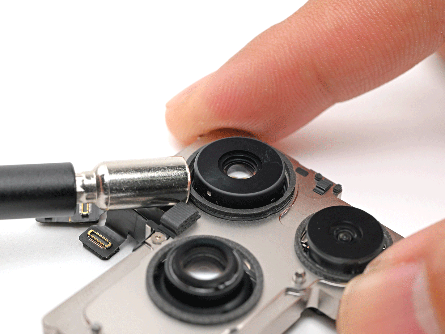 iPhone 18 Pro : le démontage d’iFixit confirme les batteries et révèle un écran délicat à retirer 59 Aperture 4x3 1