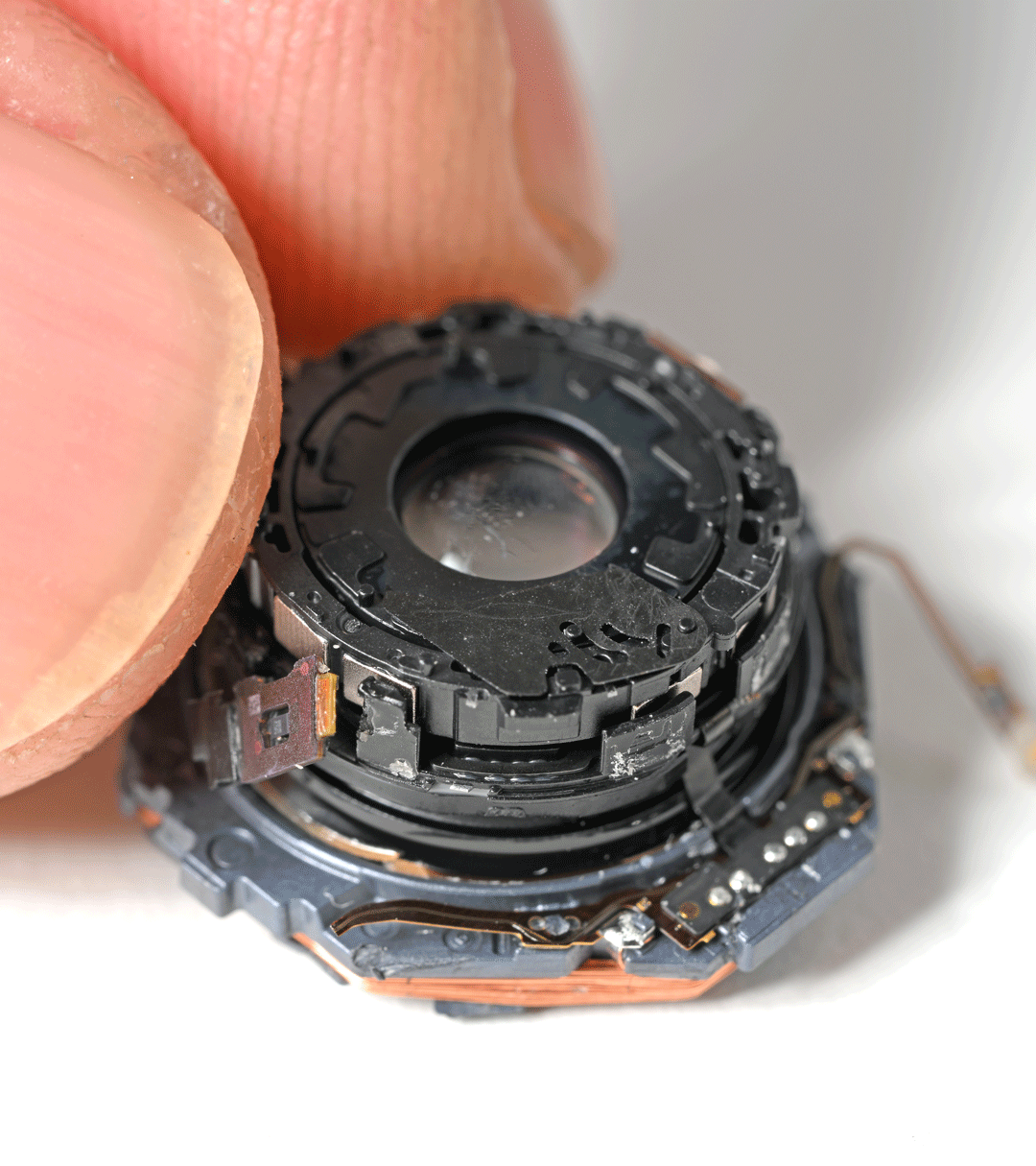 iPhone 18 Pro : iFixit démonte son ouverture variable et révèle un mécanisme presque irréparable 55 Aperture gif2 8x9 1