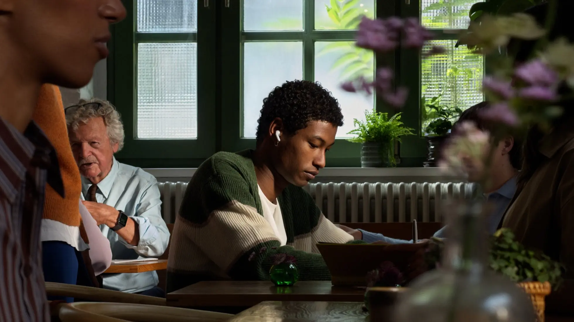 AirPods 5 : ANC amélioré, contrôles de volume et jusqu’à 5 heures d’autonomie 35 Apple AirPods 5 lifestyle
