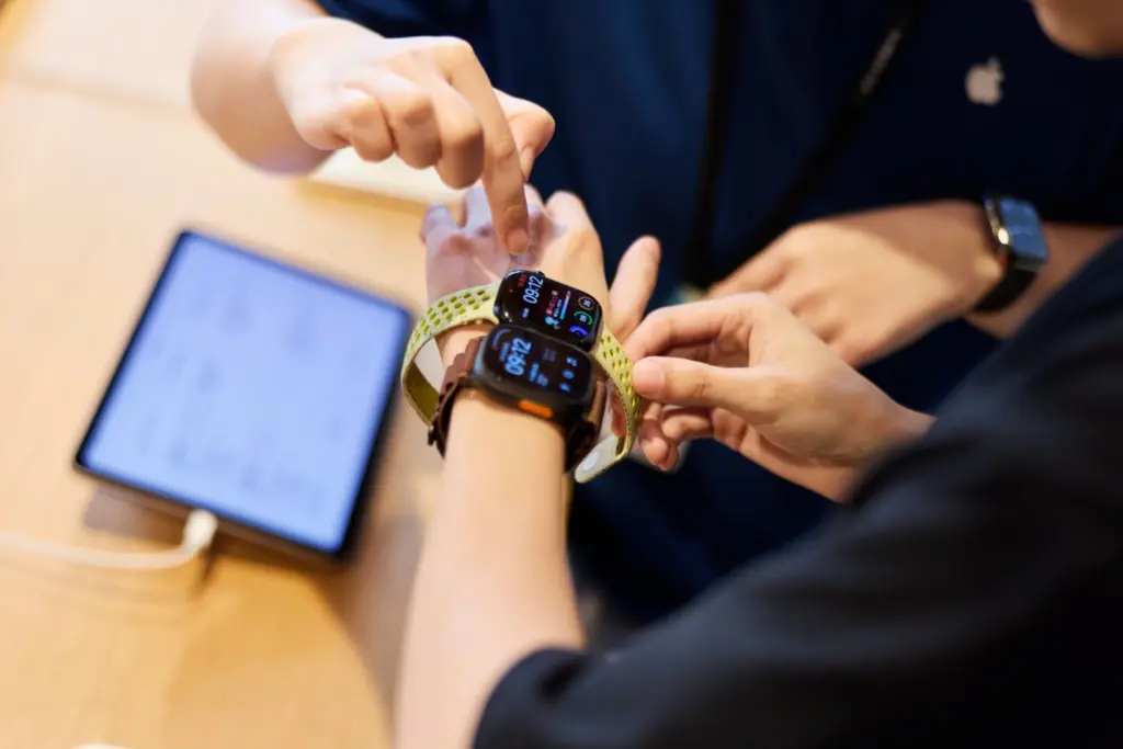 Apple Jingan Shanghai customer demo with Apple Watch Ultra 4 and Apple Watch Series 12 260918 big.jpg.large 2x