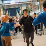 Apple The Exchange TRX Kuala Lumpur team members welcome customers 260918 big.jpg.large 2x