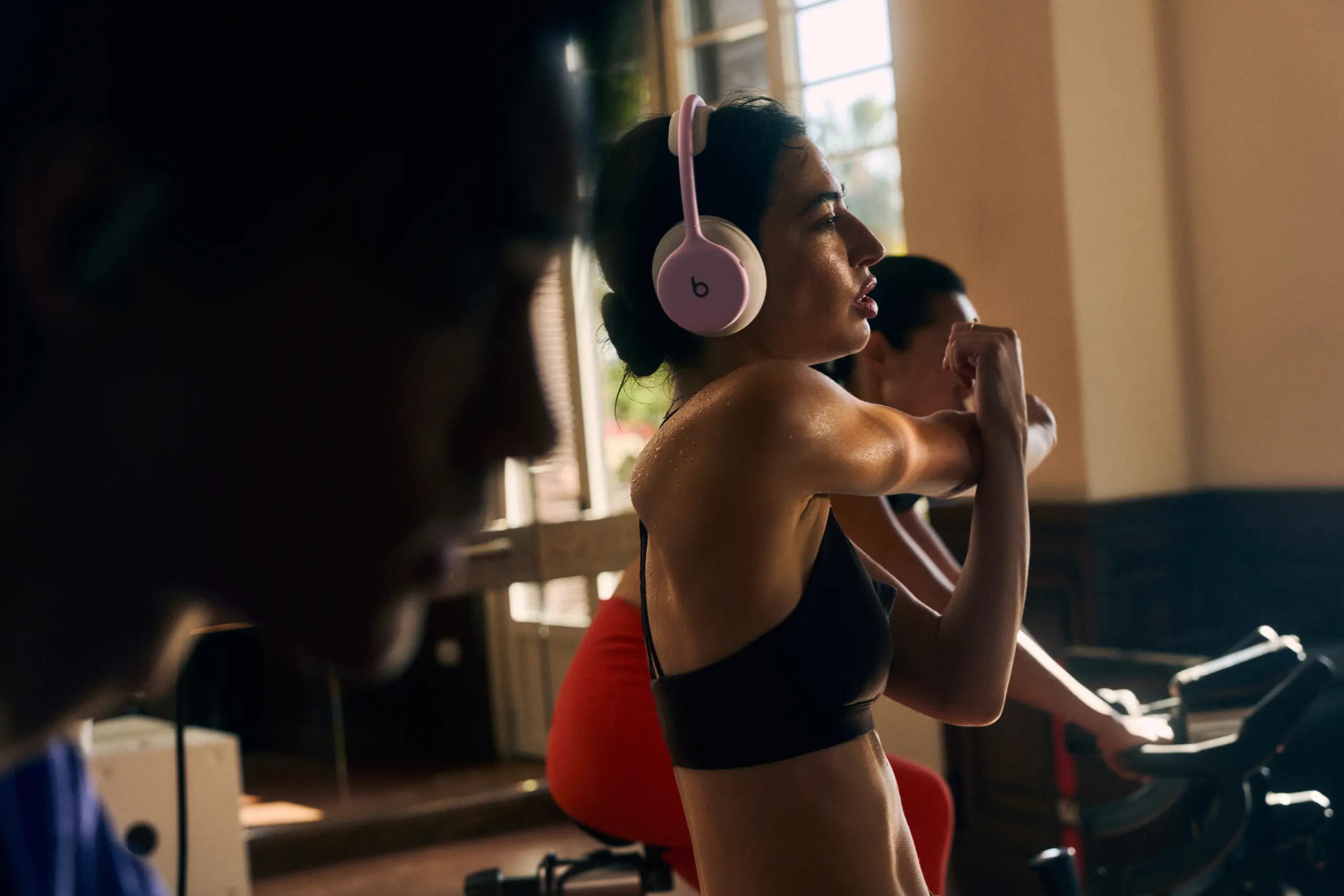 Beats 360 : coussinets interchangeables, ANC renforcée et 32 heures d’autonomie pour le nouveau casque premium 64 Beats 360 Lifestyle 11 Pink Cloud scaled