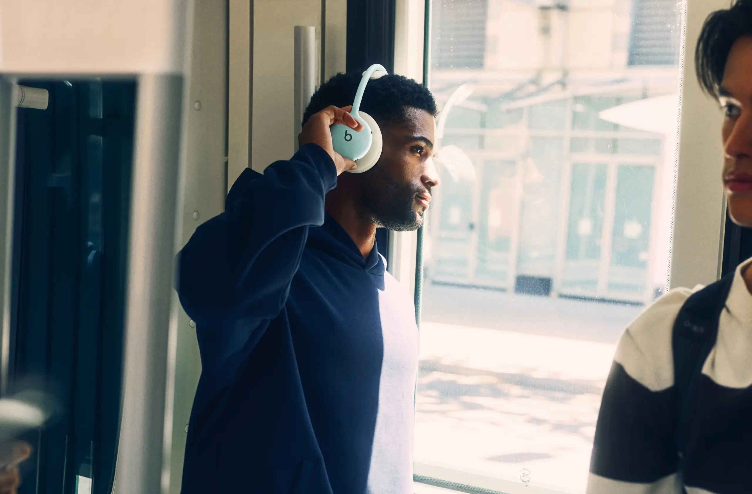 Beats 360 : coussinets interchangeables, ANC renforcée et 32 heures d’autonomie pour le nouveau casque premium 62 Beats 360 Lifestyle 12 Sky Cloud scaled