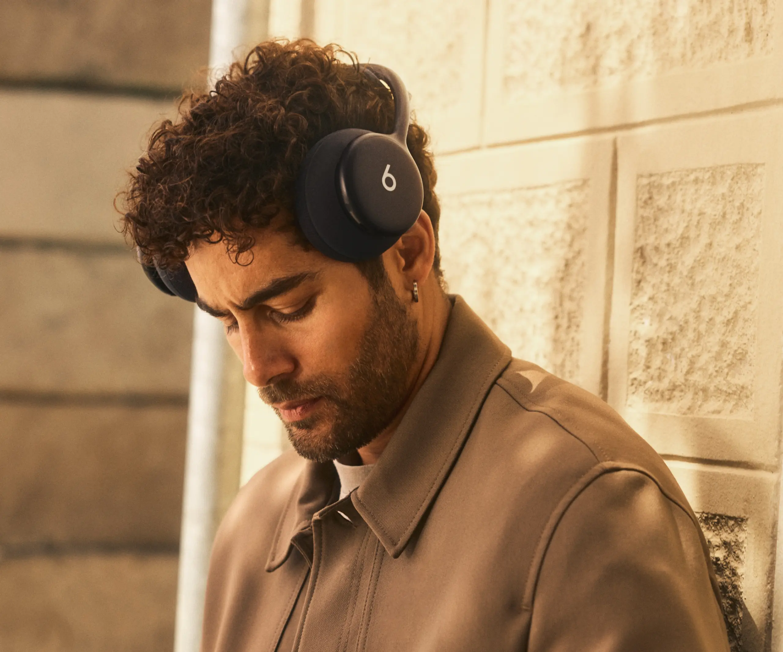 Beats 360 : coussinets interchangeables, ANC renforcée et 32 heures d’autonomie pour le nouveau casque premium 65 Beats 360 Lifestyle 2 Black Black scaled
