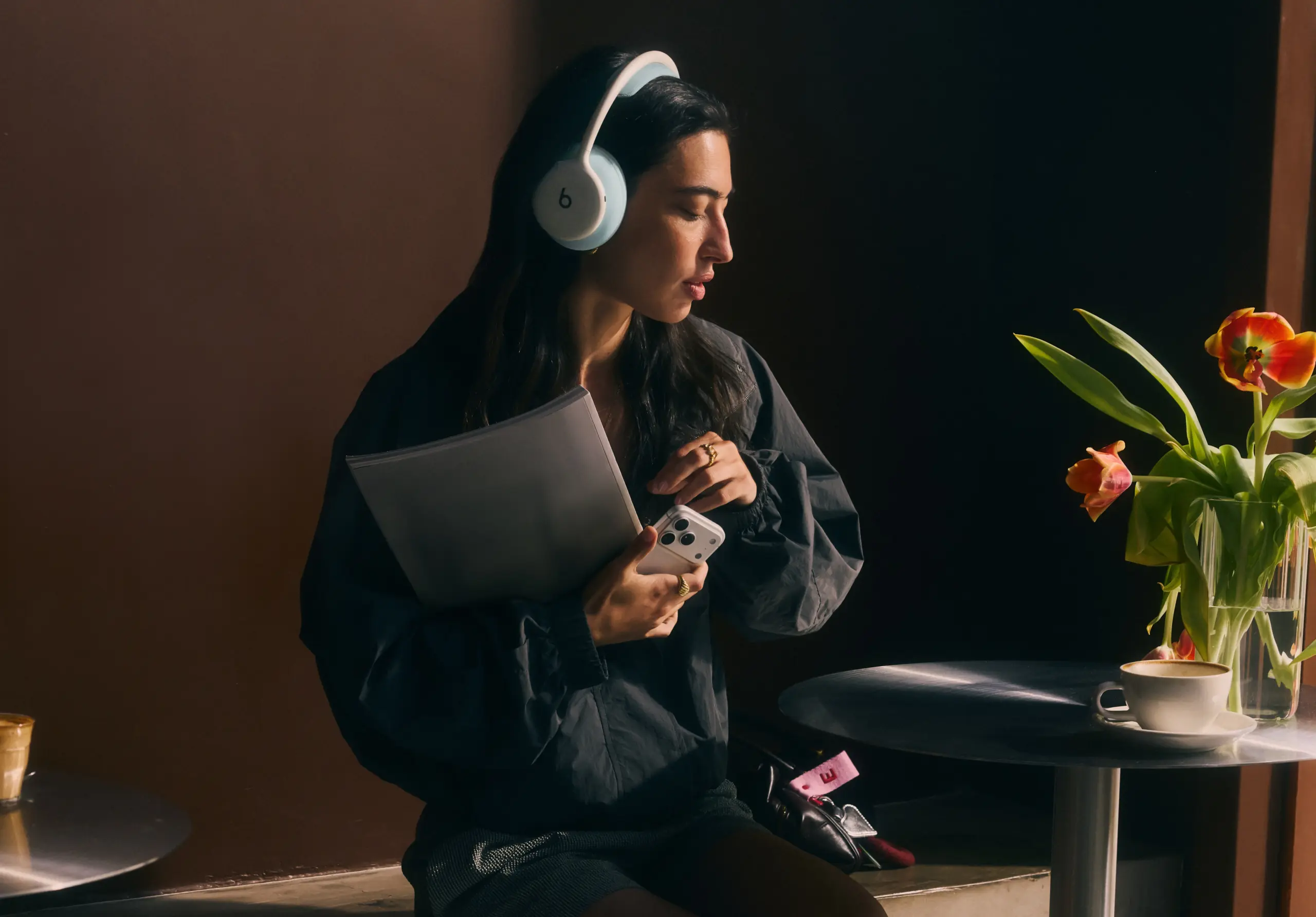 Beats 360 : coussinets interchangeables, ANC renforcée et 32 heures d’autonomie pour le nouveau casque premium 66 Beats 360 Lifestyle 7 Cloud Sky scaled