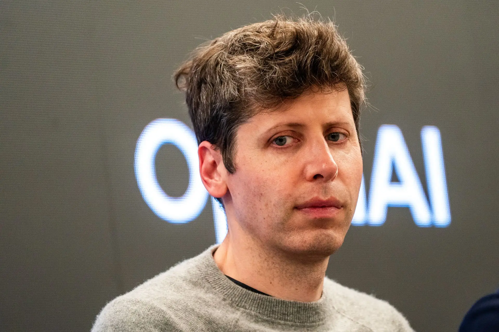 Sam Altman veut ralentir le développement de l’IA sans attendre le Congrès