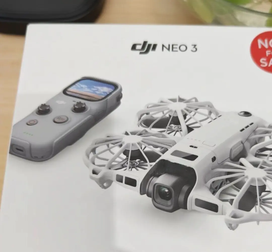 DJI Neo 3 : nouveau design, détection d’obstacles et télécommande avec écran en fuite