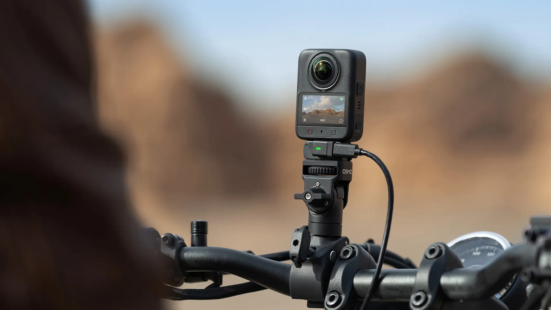 DJI Osmo 360 II : 8K à 60 fps, objectifs remplaçables et batterie renforcée pour défier Insta360 59 Motorcycle Magnetic charging dock 1