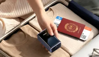 Ugreen X576 : un chargeur de voyage 67 W avec écran, 3 ports USB et prises internationales