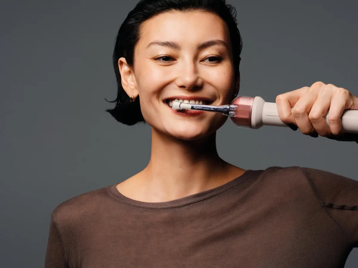 Dyson CameraJet : une brosse à dents avec caméra et IA à 479 euros 59 dyson camerajet brosse 1200x900 3
