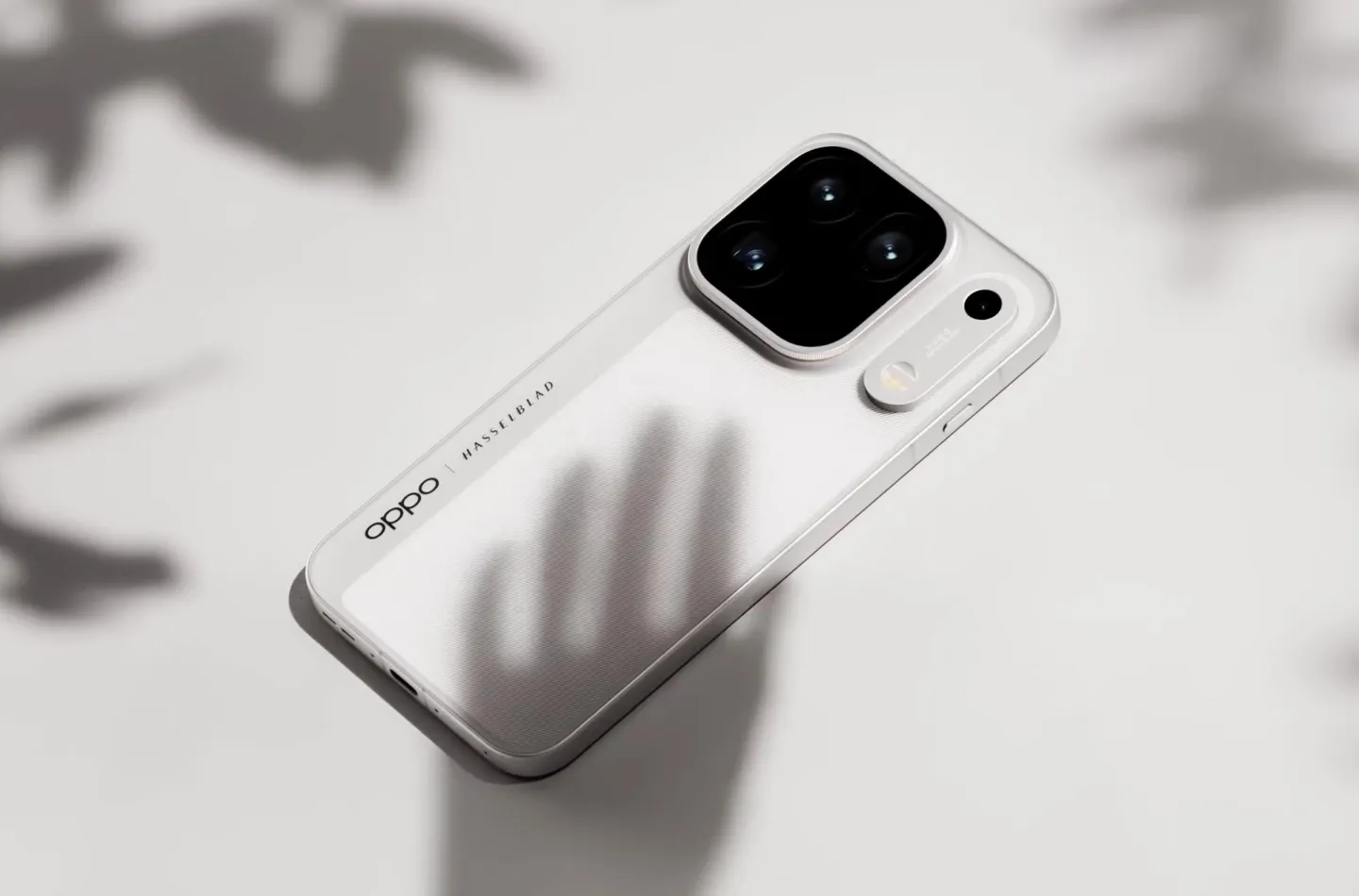 Oppo Find X10 Pro Max : trois capteurs de 200 mégapixels et Dimensity 9600 Pro pour le nouveau photophone 51 oppo find x10 pro max hand