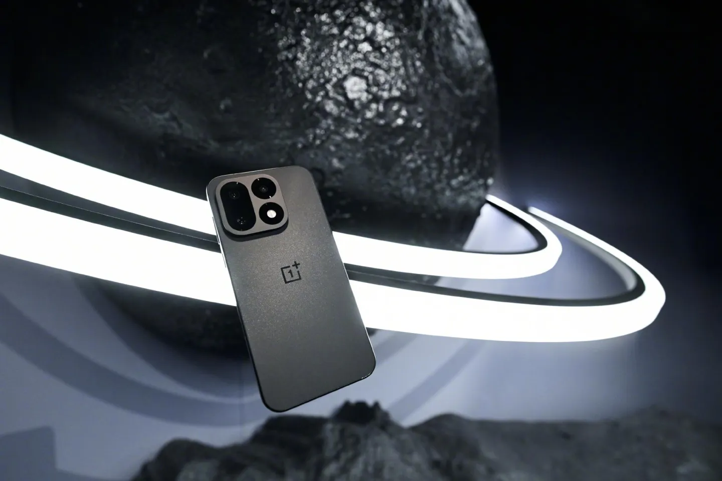 Le OnePlus 16 est officiel : écran OLED 185 Hz, batterie de 9 000 mAh et capteur de 200 mégapixels 81 004dYw4Bly1ihzgp4hz6fj66dc48whe202