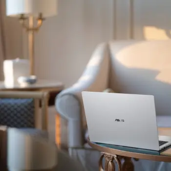Asus ExpertBook A7 : un écran OLED 120 Hz et des processeurs AMD Ryzen AI pour les professionnels