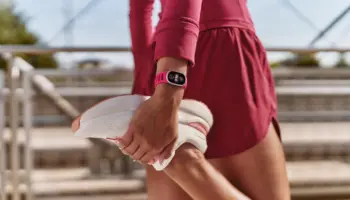 Fitbit Edge : Google dévoile un bracelet connecté avec écran OLED, GPS amélioré et ECG