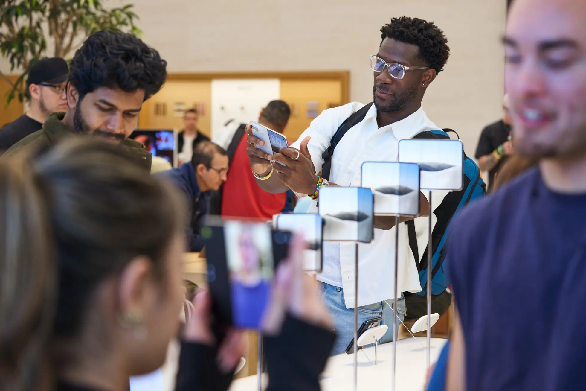 Apple déploie un nouvel outil pour détecter les fraudes lors des retours d’iPhone 53 Apple Domain NORTHSIDE Austin customers demo iPhone Duo at station