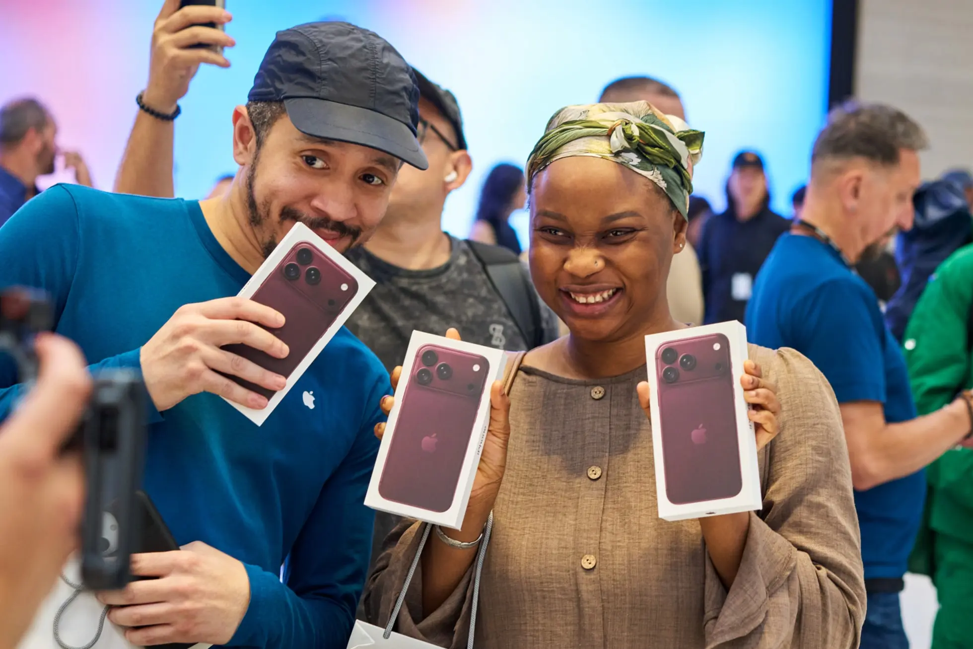 iPhone 18 Pro : Apple réduirait sa production de 15 % face à une demande décevante 77 Apple Fifth Avenue New York team member and customer holding iPhone 18 Pro devices